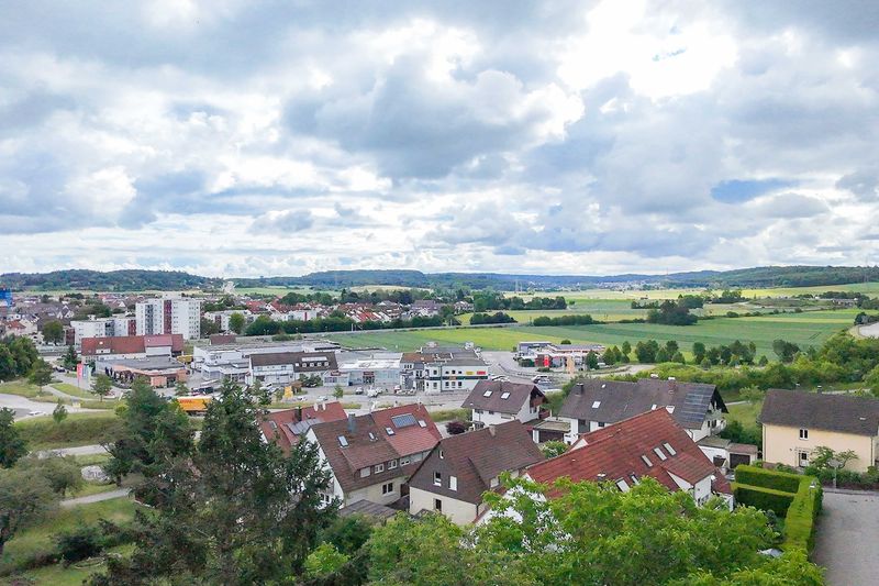 Panoramablick am Waldrand: Großzügiges 4-Zi.-Raumwunder mit Garage und Stellplatz in Renningen.